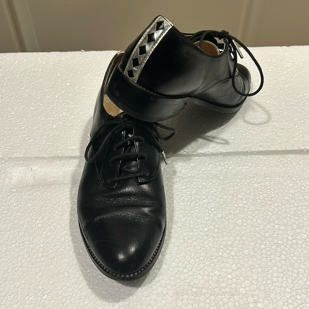 Mellow Yellow lace up Black/silvery details flat leather shoes girls size 4(35)